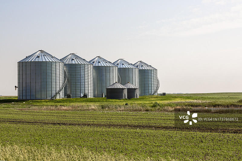 一排排钢制粮仓图片素材