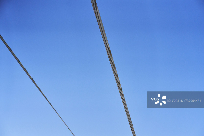 仰视滑雪缆车的电缆线，背景是天空图片素材