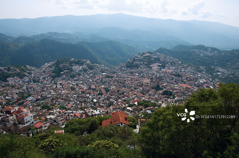 墨西哥格雷罗州阿塔切山观景台眺望的塔斯科图片素材