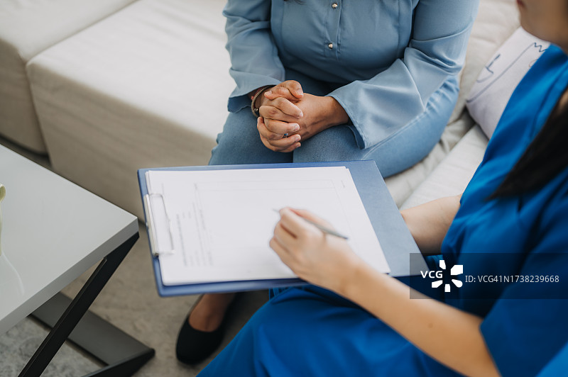 心理健康支持：与亚洲女性精神科专家的对话图片素材