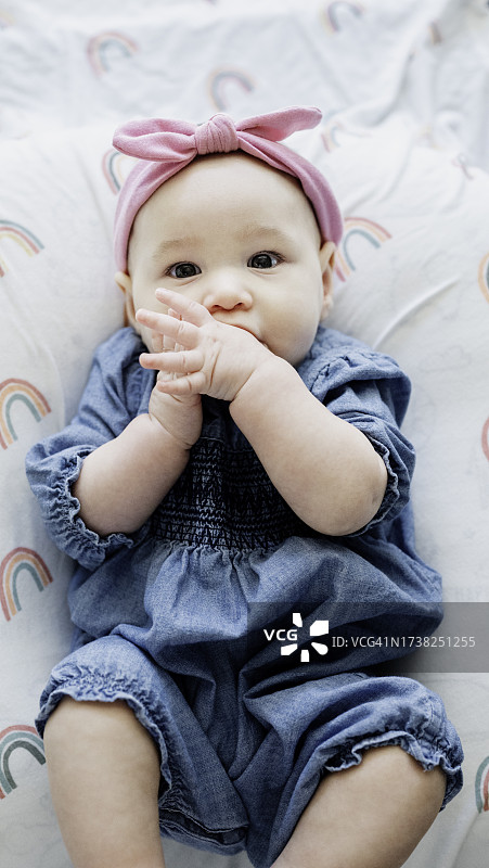 可爱混血小女婴做着滑稽的表情图片素材