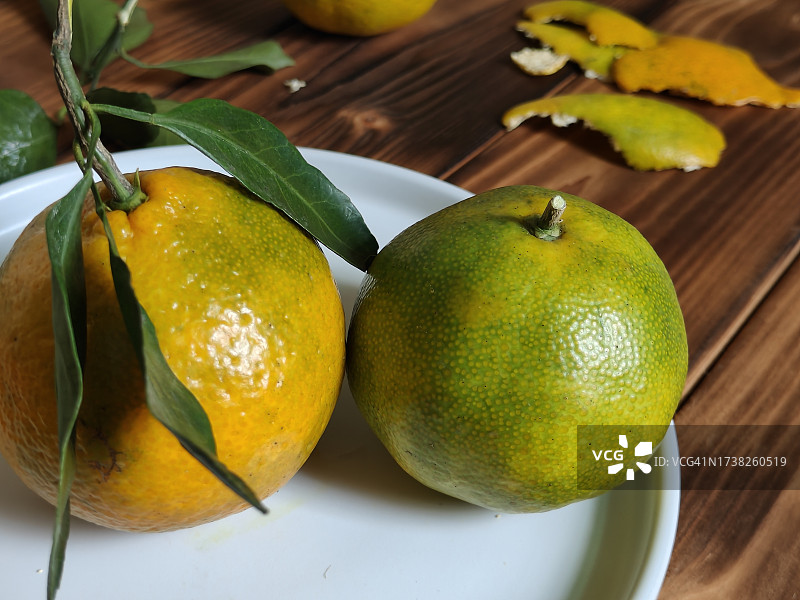 白色盘子里的两个小橘子图片素材