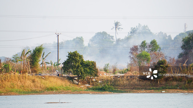 旱季的土地野火引起烟雾弹图片素材