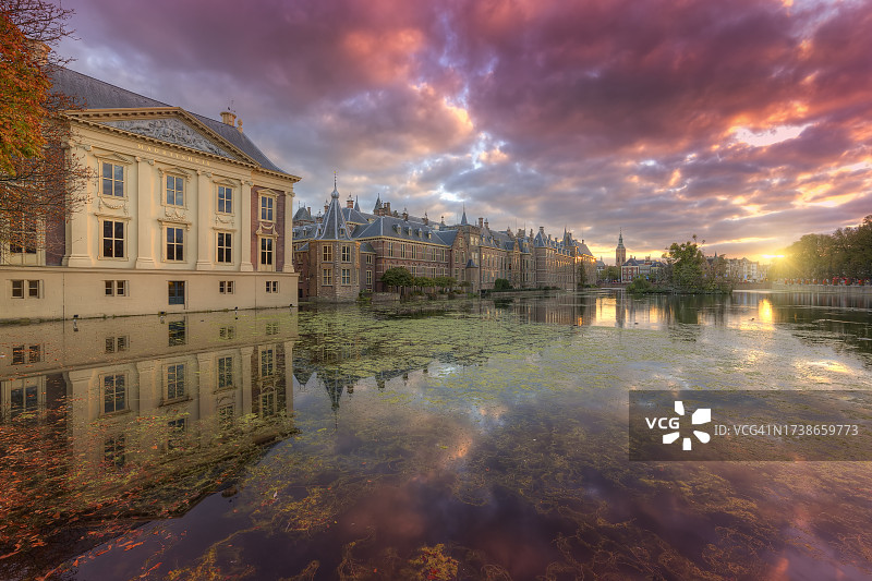 海牙莫瑞泰斯皇家美术馆和国会大厦在霍夫费弗湖中的日落倒影图片素材