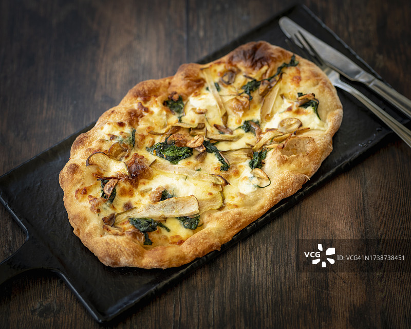 餐厅里的Castagnola Pinsa，配以Fior Di Latte马苏里拉奶酪、栗子和奶油Stracchino奶酪图片素材