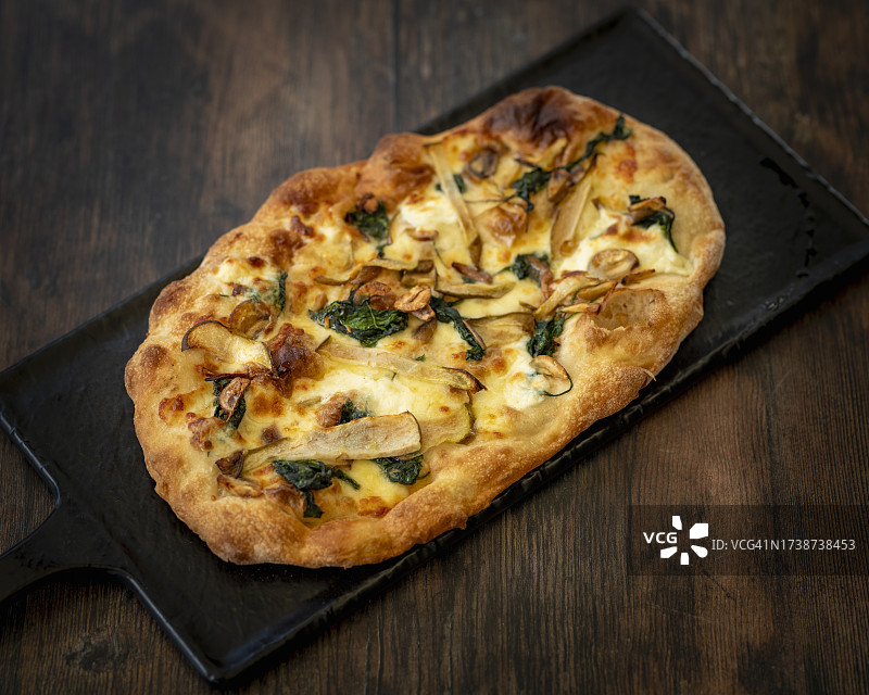 餐厅里的Castagnola Pinsa，配以Fior Di Latte马苏里拉奶酪、栗子和奶油Stracchino奶酪图片素材