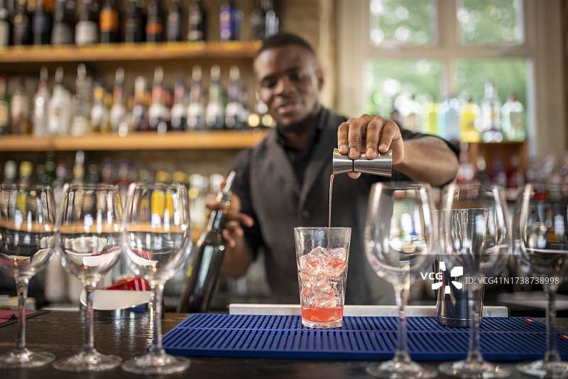 调酒师在酒吧调制饮品图片素材