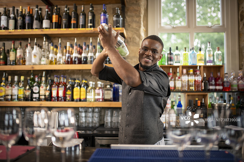 调酒师在酒吧调制饮品图片素材