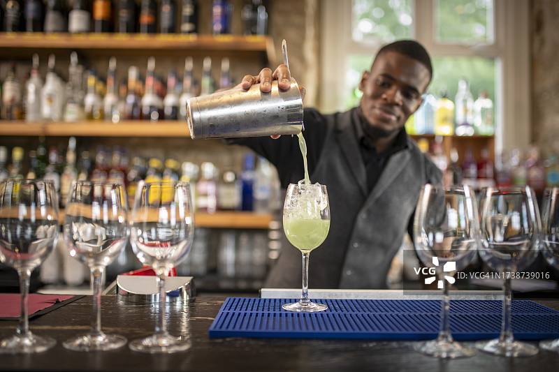 调酒师在酒吧调制饮品图片素材
