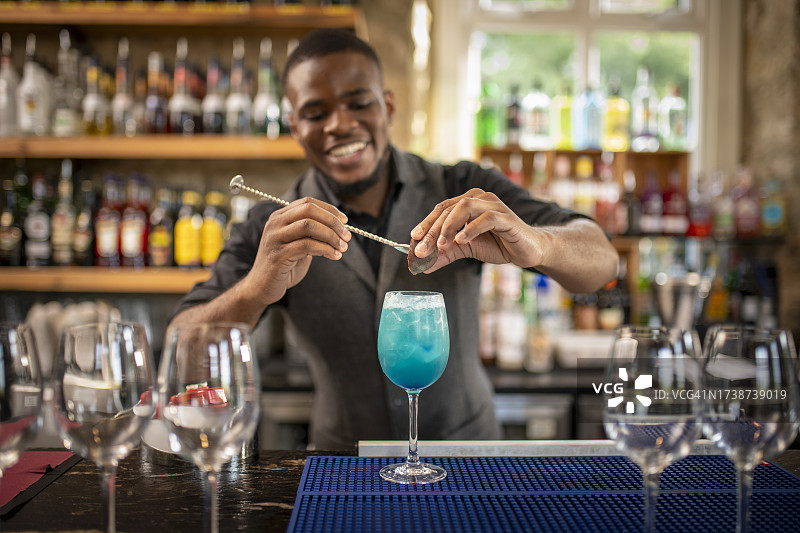 调酒师在酒吧调制饮品图片素材
