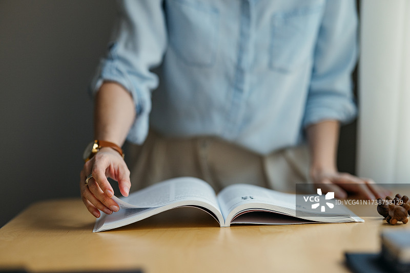 女人在图书馆里翻书图片素材