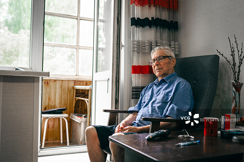 患有阿尔茨海默病的孤独老人图片素材