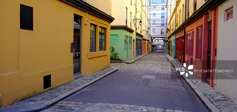 色彩鲜艳的铺砌街道图片素材