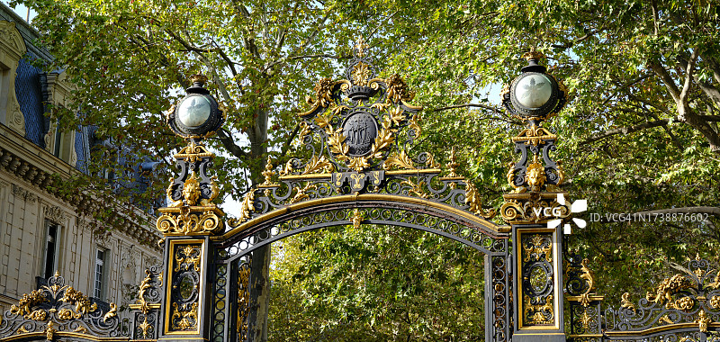 公园的镀金入口门图片素材