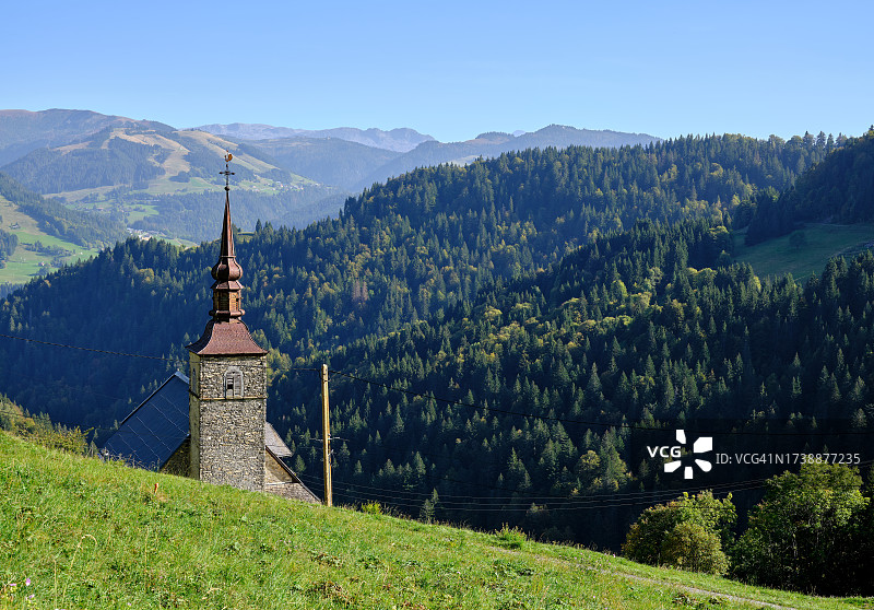 山景中的教堂尖塔图片素材