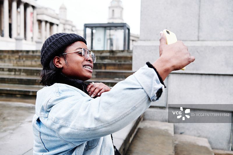 在户外进行视频通话的年轻女人图片素材