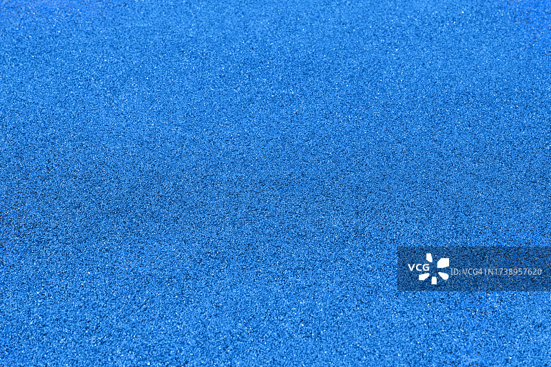 儿童游乐场上的蓝色橡胶垫图片素材