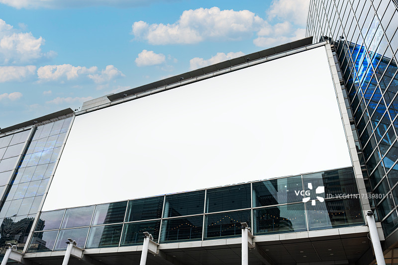 带有空白广告牌的建筑物图片素材