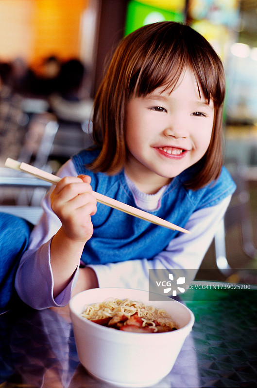 吃面条的女孩图片素材