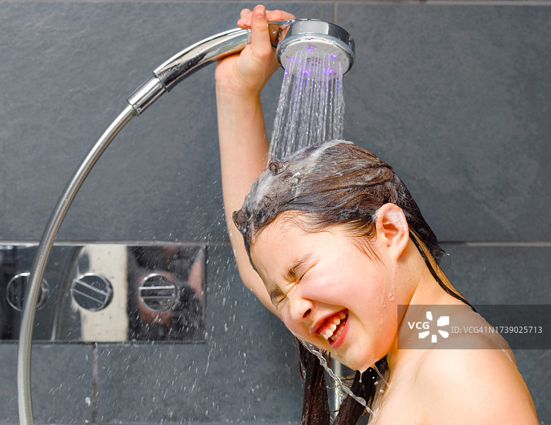 女孩在淋浴时洗头图片素材