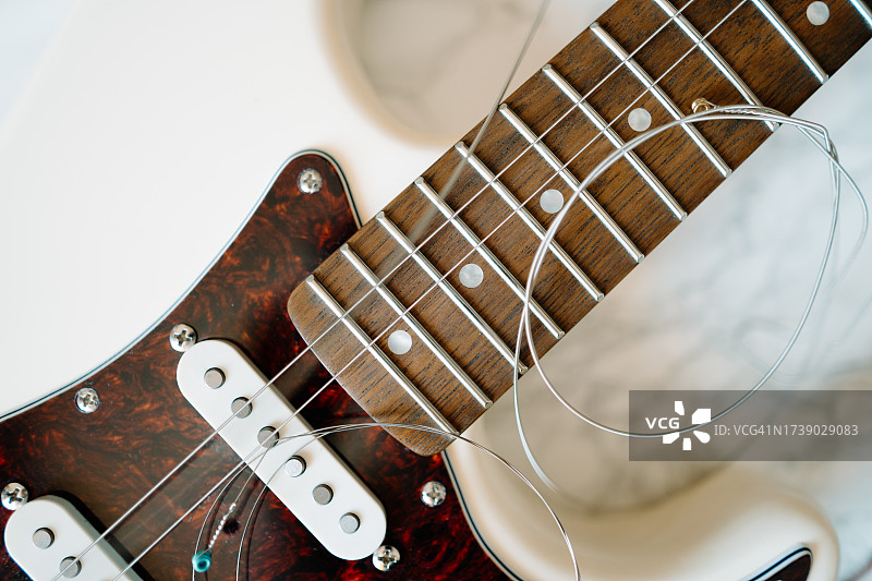 更换电吉他琴弦图片素材