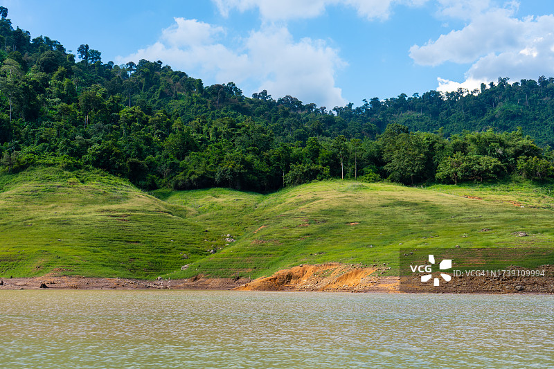 那空那育府的绿树草地图片素材