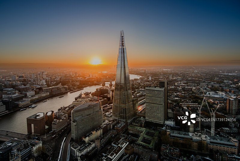 夜幕下的碎片大厦与泰晤士河图片素材