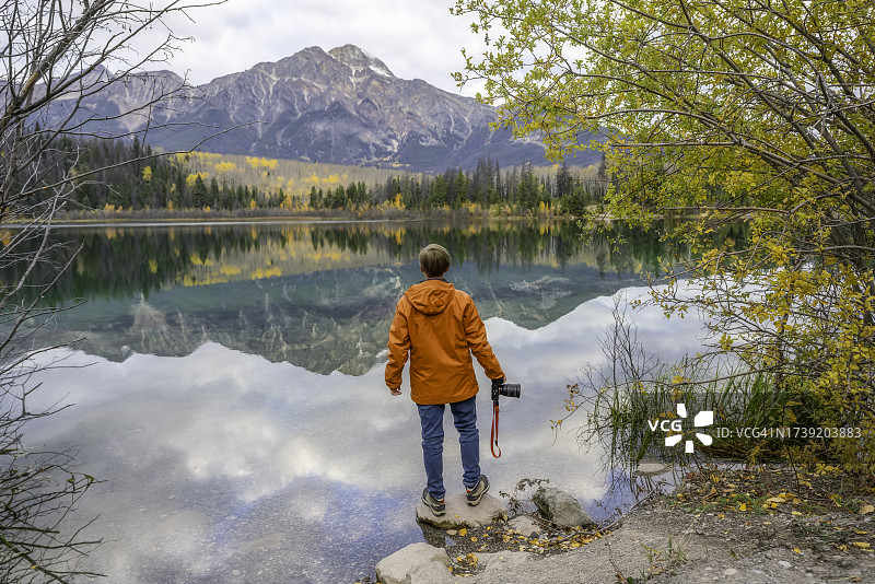 摄影师在加拿大阿尔伯塔省贾斯珀国家公园拍摄金字塔山和美丽的帕特里夏湖图片素材