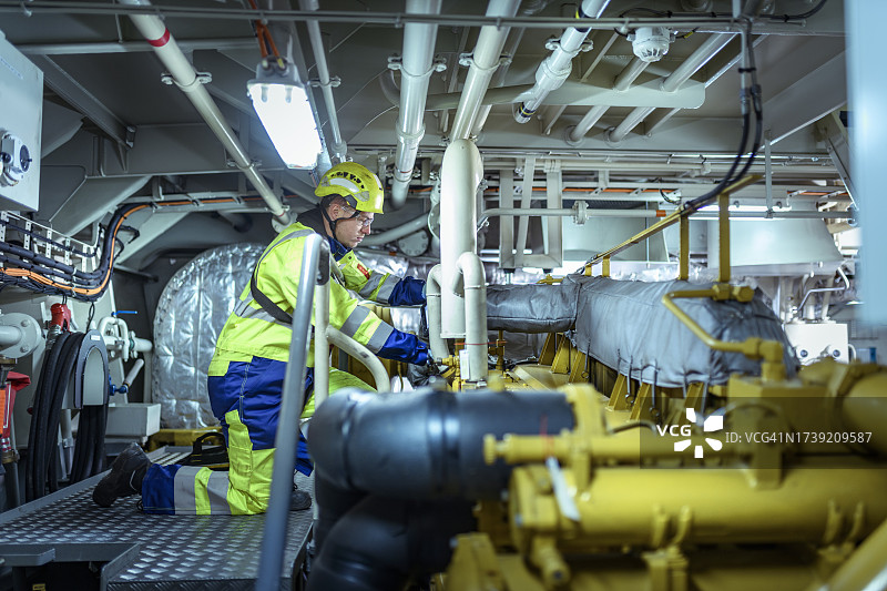 工程师在机舱内检查船舶发动机图片素材