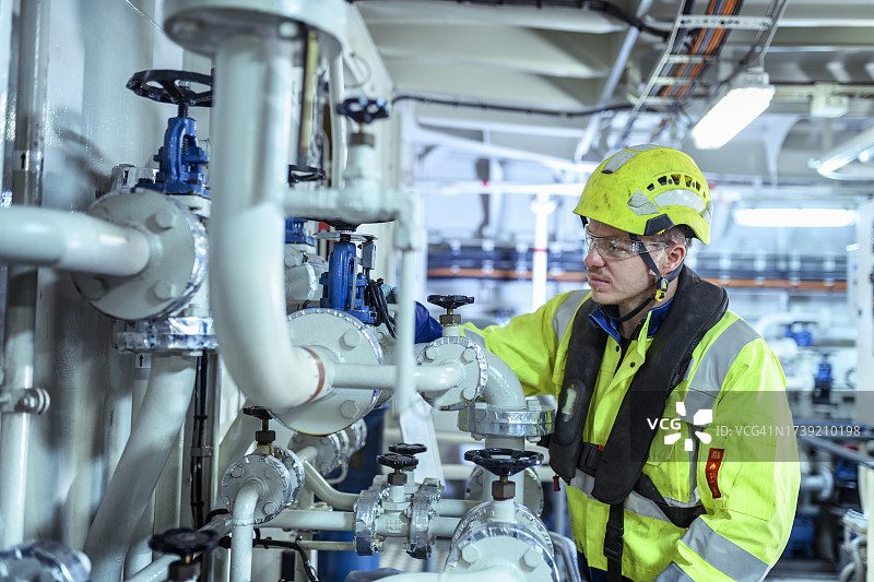 工程师检查船舶机舱内的管道图片素材