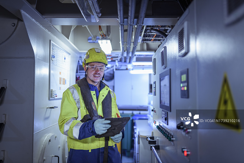 工程师在船舶机舱内图片素材