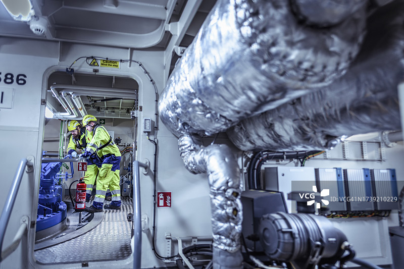 工程师在船舶机舱内检查操舵装置图片素材