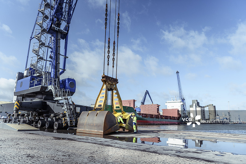 工程师在港口检查散装物料抓斗图片素材