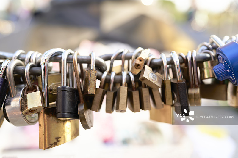 巴黎金属链上的爱情锁特写，无人图片素材
