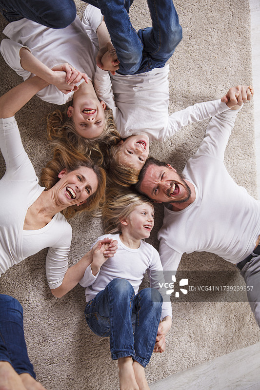 在地板上摆星星造型的家庭图片素材