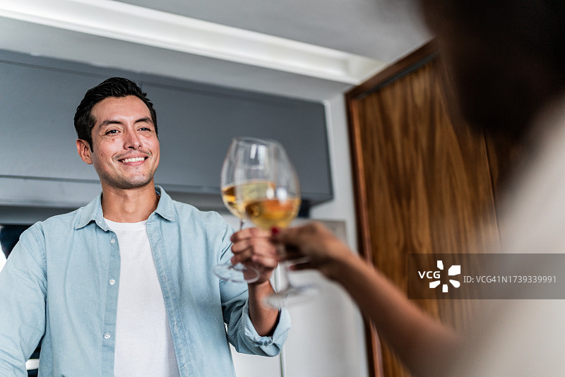 中年男人和女友在家庆祝干杯图片素材