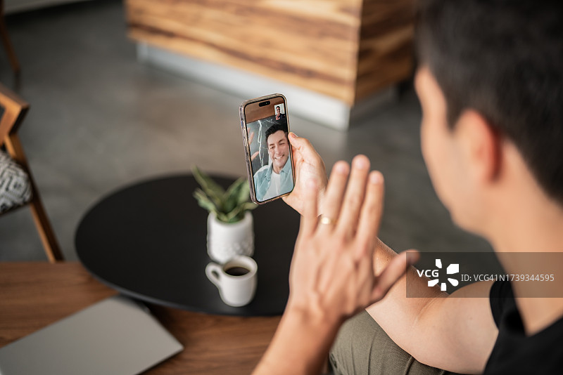 中年男人在家用手机和朋友进行视频通话图片素材