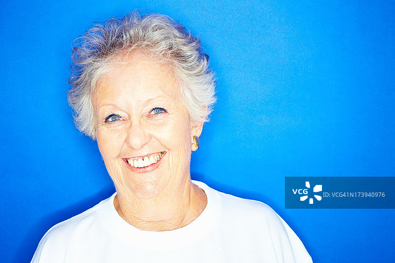 蓝色背景下的老年妇女图片素材