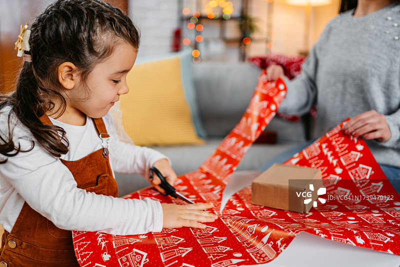 母女在家包装圣诞礼物图片素材