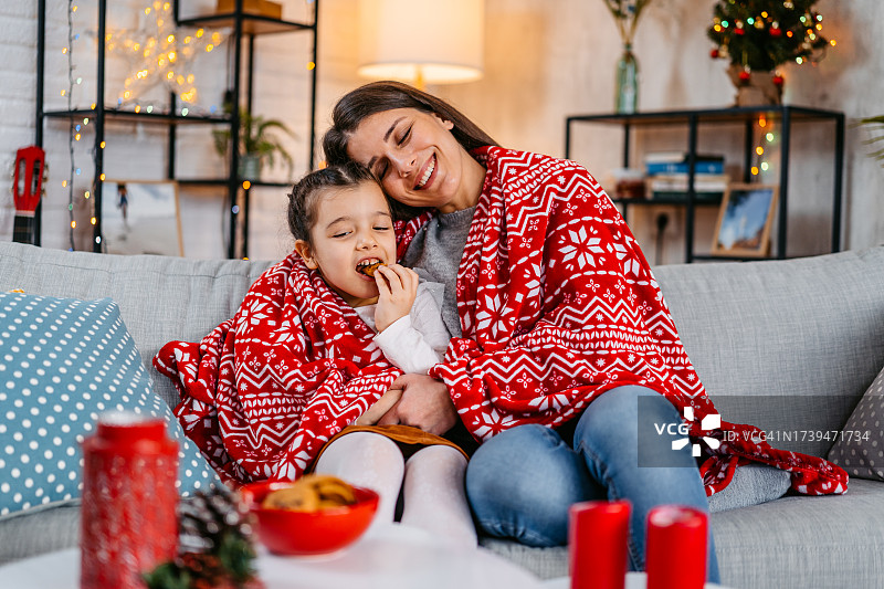 母女在沙发上吃圣诞饼干图片素材