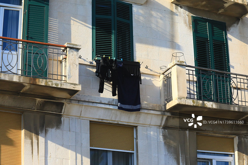 晾晒衣物的居民楼图片素材