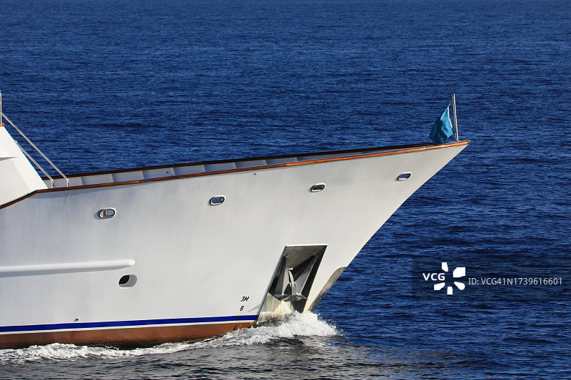 水上航行的船只图片素材