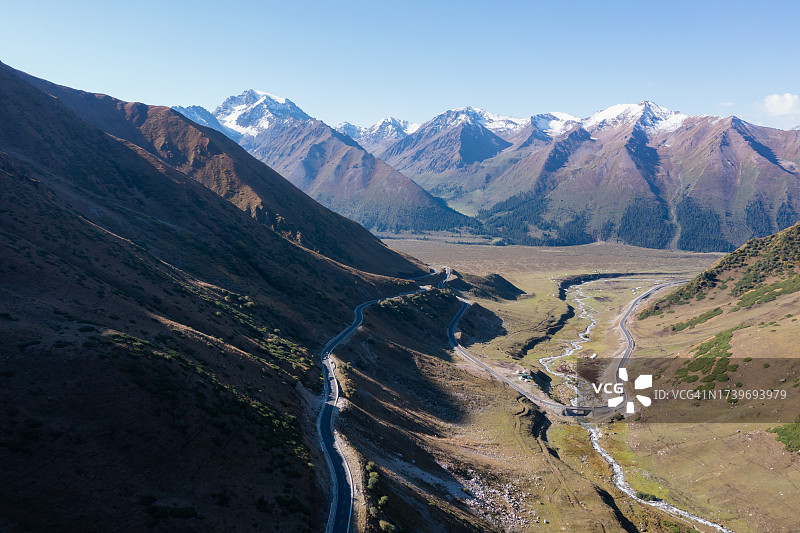 雪山脚下的沥青路图片素材