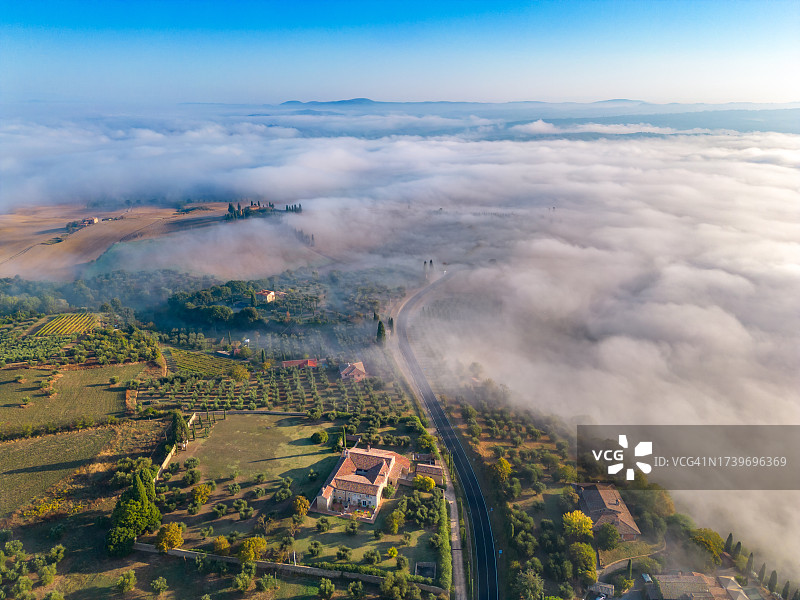 雾中的圣奎里科多尔恰，瓦尔德奥尔恰的托斯卡纳小镇图片素材