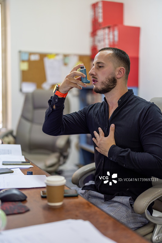 在办公室使用吸入器图片素材