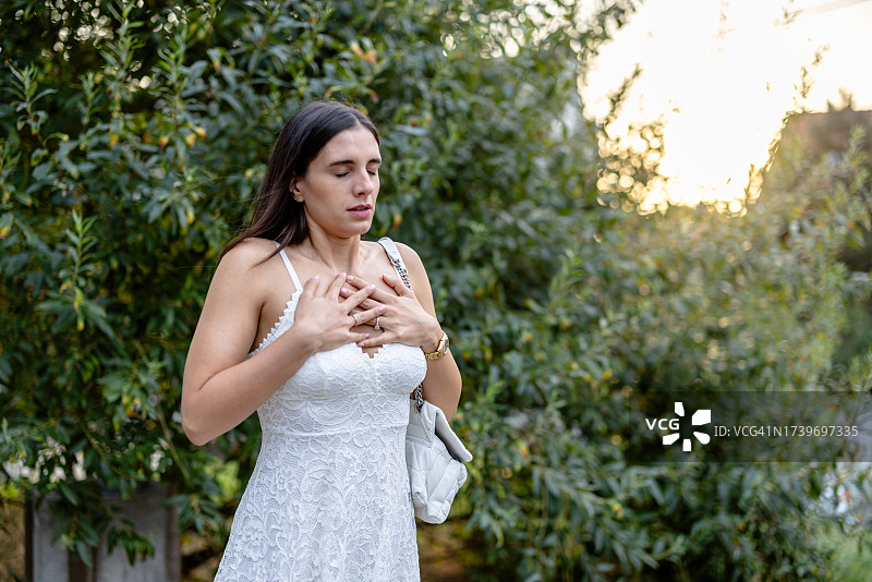 公开场合的呼吸困境图片素材