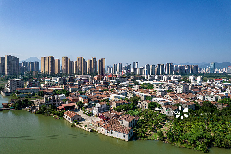 城市边缘的乡村房屋、农田和河流航拍图片素材