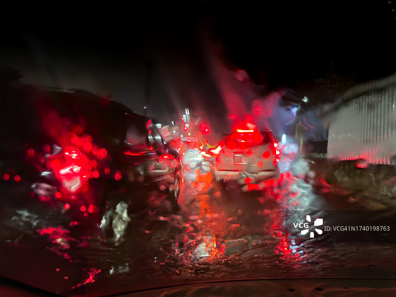 雨夜驾驶图片素材
