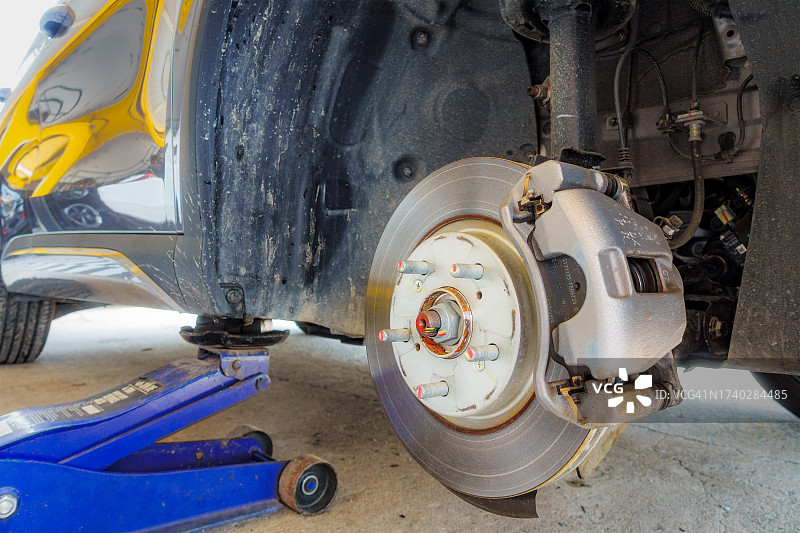 修理工在车库更换轮胎图片素材