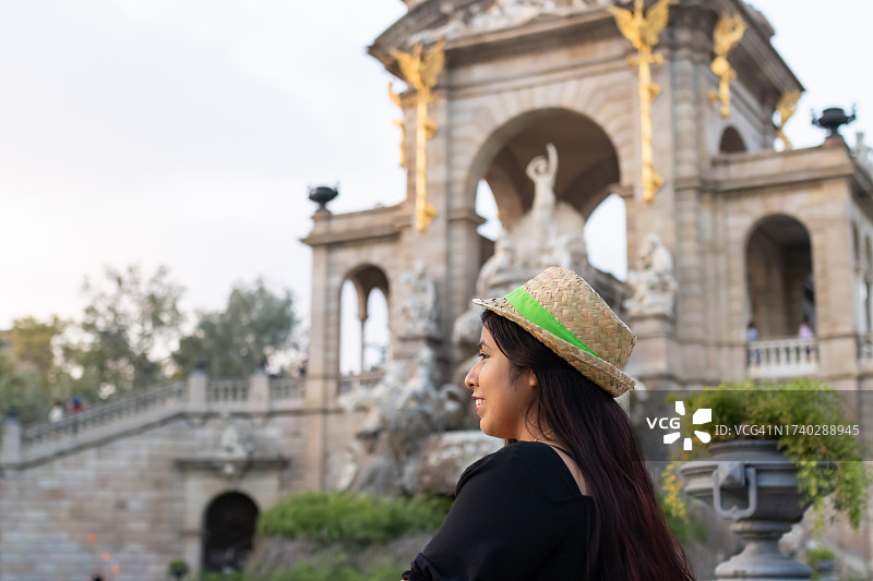 年轻南美女孩在巴塞罗那度假图片素材